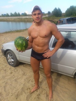 texasfratboy:  damn, would love to squeeze *his* fresh melons!