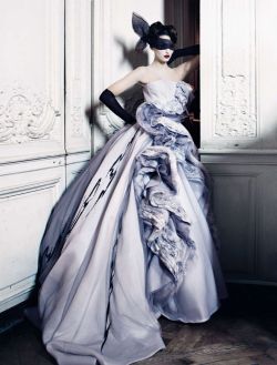 lesbeehive:  Les Beehive – Dior Couture by Demarchelier (2011)