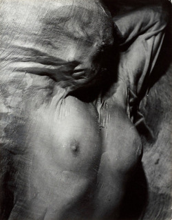 kradhe:   Erwin Blumenfeld- Nude Under Wet Silk, Paris, circa