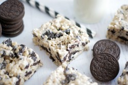 fullcravings:  Cookies and Cream Rice Krispie Treats  Making