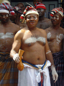 ukpuru:  Eze Kalu Kalu Ogbu (IV), the Enachioken of Abiriba in the Cross River Igbo area, at the Iri Ama (state feast) held in July at the Ama Ukwu (grand square) pronouncing edicts for the governance of Abiriba for the next one year, he’s accompanied