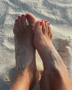 adri86ml:  Tonight, another of my personal “feet queen” ;) ….ADRIANA