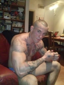 realmenstink:  HOT STUD WITH BIG GUNS AND TATS !!! 