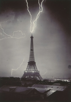 venula:   The Eiffel tower struck by lightning, 1902 - Photograph