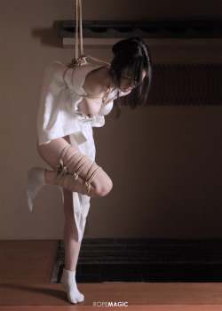 ropemagic:  ROPE MAGiC: via “izanai” featuring Ayano, photograph