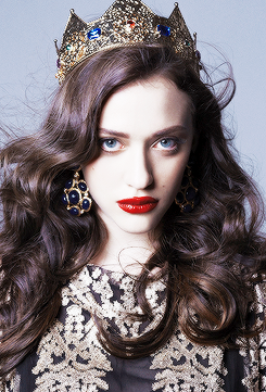 kat-dennings:  Queen of everything         