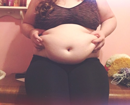 daddys-little-kt:Feeling fatter than fucking ever. At my highest weight and never seen my belly bloat and hang this much 