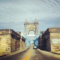 highlerium:  #cincinnati #roeblingsuspensionbridge #bridge #downtown