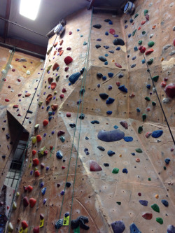 Back at rock climbing and having fun with the auto-belay :3