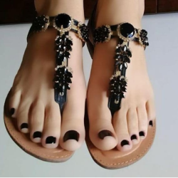 girlsfeetloverr:  mynorg:  Black toenails  Elegant ❤️