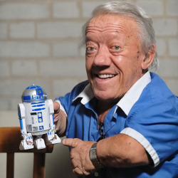 signalwatch:  Kenny Baker Merges With The Infinite http://ift.tt/2boxGDB