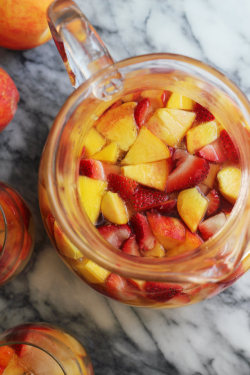 foodffs:  Vanilla Peach, Mango, and Strawberry SangriaReally