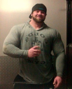 bulkydudes:deadlifts-and-derrida:  pnobear:  😍  XXL? Size