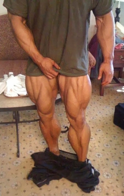 eye4muscle:  Beautiful quads and diamond calves.  Erik Fankhouser