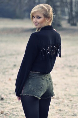 sheknowshowtowearpantyhose:  http://sheknowshowtowearpantyhose.tumblr.com/