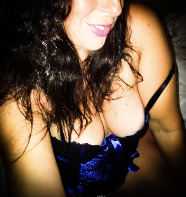 dirtylildoll-deactivated2022081:The corset again…💙🖤