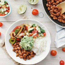 letscookvegan: MEXICAN INSPIRED RICE & BEANS BOWL by @earthlytaste