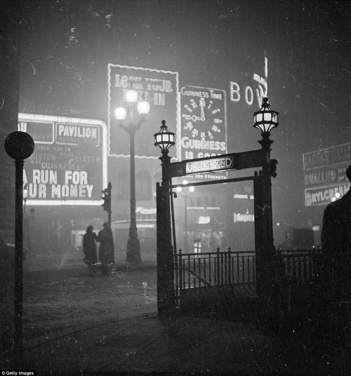 c86:  Piccadilly Circus, c. 1928-1955 
