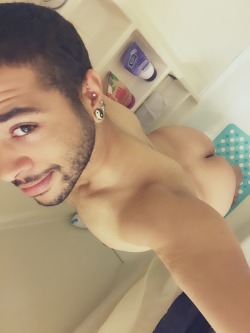 nerdy-little-leo-gaymer:  Shower time! Anyone care to help?