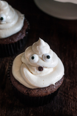 sweetoothgirl:    Ghost Halloween Cupcakes   