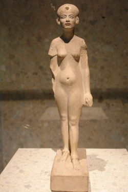 spiritsdancinginthenight:  Standing-striding figure of NefertitiNeues