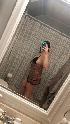 thehornywifenextdoor:  Feeling a little naughty this evening.