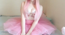 princessmeowsalot:  I daydream in pink ♡ 