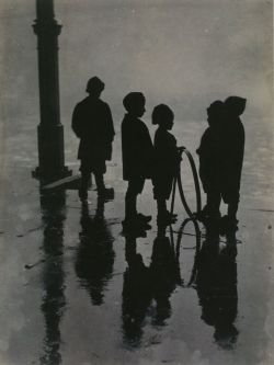 Henri Berssenbrugge, Children with Hoop and Spile, Fish Market,