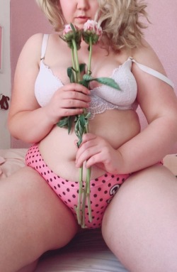 la-vie-en-r0se-x:  Barbie, boobs and blooms 🌸