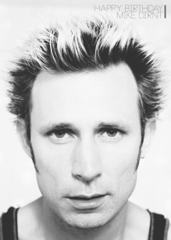 dadasnightmare:  Happy 41th birthday Mr. Mike Badass Dirnt 