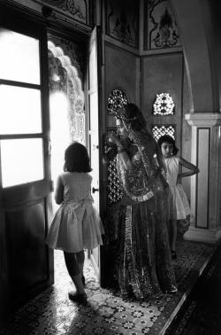 noukadubi:  Guests preparing for a wedding India Marilyn Silverstone