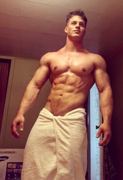 AlanPalmSprings Likes His Men!