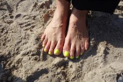 solecityusa:  Angie Harmon’s Lovely Long ToesIn appreciation