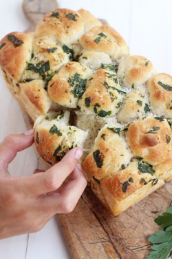 verticalfood:  Pull Apart Garlic Bread