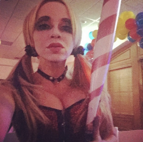 xxgeekpr0nxx:  The ultimate Harley Quinn? Tara Strong, of course.   Tara Strong cosplaying as one of the best & sexiest characters she’s voiced? I think I’m in love!