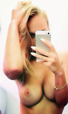 justsexyselfies:  Say hello/submit on KIK @ justsexyselfies