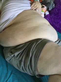 cute-fattie: i love when my clothes leaves line on my big belly