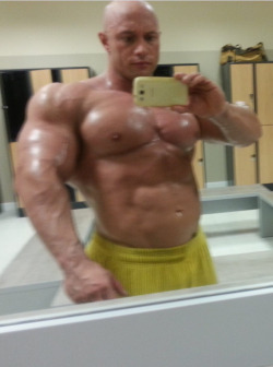 beefluvr94:  drwannabe:  Pietro Marzolla  Smokin hot and juiced