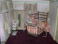 anttliae:  bedroom in 1890’s mystery dollhouse by dolls4marybeth