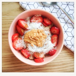 thenutaddict:  BREAKFAST Fluffy protein oats topped with strawberries,