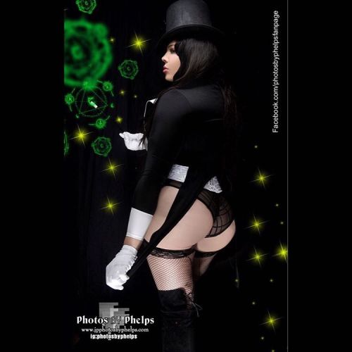 #humpday and #cosplay  as Jessy Romann @msromann  embraces Zatanna the #D.C. comics sorceress / magic user #batman #dccomics #cosplay #photosbyphelps @cosplayzine @cosplay_and_babes @badasscosplay #magic #baltimore #booty #rearend