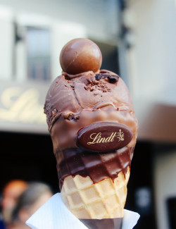 vhq:  Paris x France: 75% Lindt dark chocolate ice cream in front