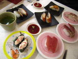 omnomnomjapanesefood:  100 yen kaitenzushis are my life