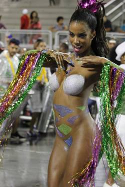   Body painted Brazilian woman at a 2016 carnival. Via Liga Carnaval