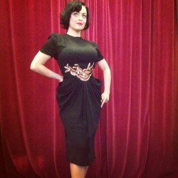 getwiththe40s:  #1940s #femmefatale #killer #draping #hips #sequins