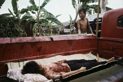 parkish:  Tim Page, Vietnam-war. A boy grieving the death of