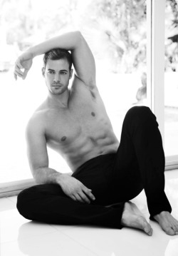 3leapfrogs:  hotmales-n-stuff:  william levy follow Hot Males