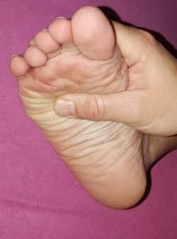 feetsolestoes1:  My girlfriend’s foot!