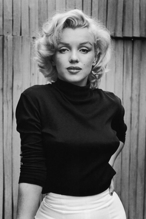 blondebrainpower:  Marilyn Monroe hanging out on her Hollywood