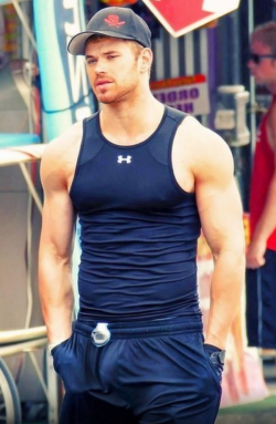 realmenstink:thegailygrind:OH MY GOD! Kellan Lutz please marry